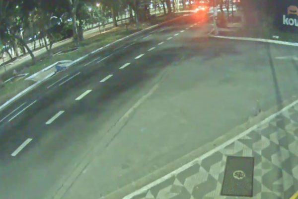 Captura de tela de câmera de segurança que registrou atropelamento de pedestre e morte de motociclista. Motorista fugiu. - Metrópoles