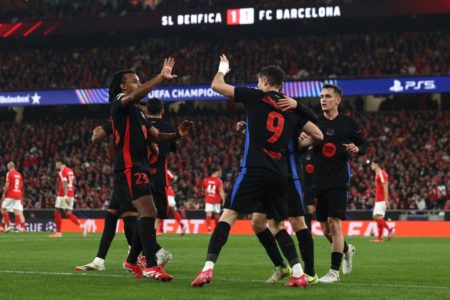 Imagem colorida do elenco do Barcelona - Metrópoles