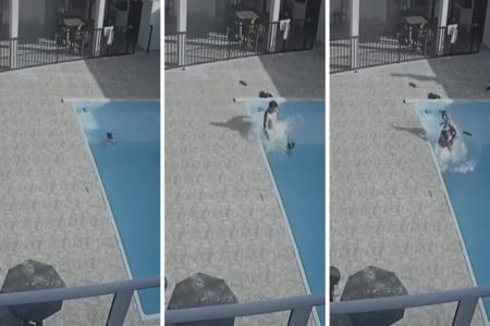 Imagem colorida de mãe tentando salvar criança na piscina - Metrópoles