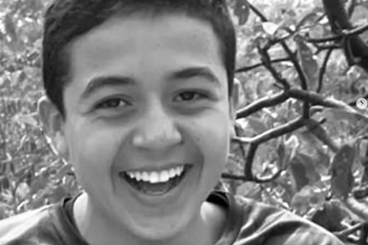 Adolescente de 13 anos, chamado Miguel Fernandes Brandão, sorrindo em foto preto e branco. Miguel Fernandes Brandão, menino que morreu com infecção bacteriana da Streptococcus pyogenes