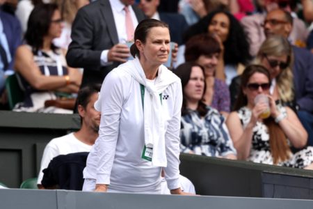 Foto colorida da lenda do tênis, Pam Shriver, durante o torneio de Wimbledon, em 2024 - Metrópoles