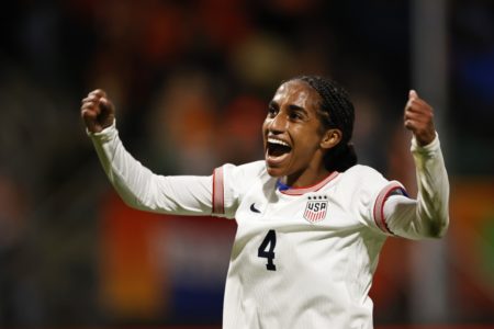 Foto colorida da zagueira Naomi Girma, novo reforço do Chelsea - Metrópoles