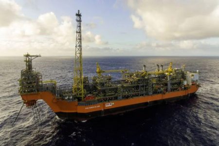 Imagem colorida de uma plataforma de petróleo - Metrópoles