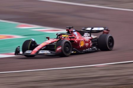 Imagem colorida de Lewis Hamilton, da Ferrari- Metrópoles