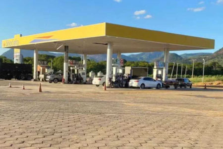 Imagem colorida, posto de combustível - Metrópoles