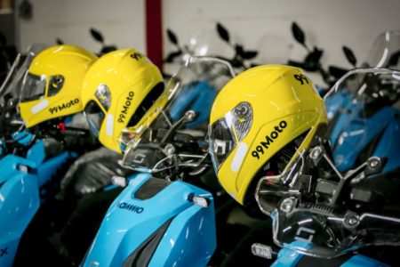Imagem colorida mostra moto usada para transporte por aplicativo - Metrópoles
