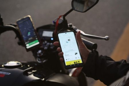 Imagem colorida mostra aplicativo de carona por moto - Metrópoles