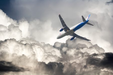 Avião voa em direção a nuvem - Metrópoles