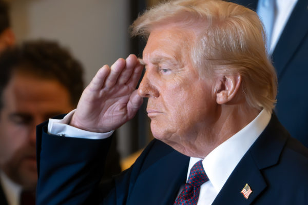 Presidente dos EUA, Donald Trump, analisa as tropas no Emancipation Hall após tomar posse em 20 de janeiro de 2025 em Washington, DC - Metrópoles
