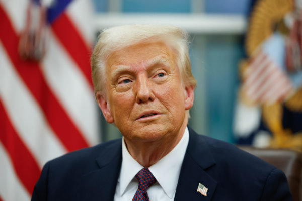 Presidente Donald Trump assina ordens executivas no Salão Oval em Washington, DC. Trump toma posse para seu segundo mandato como 47º presidente dos Estados Unidos - Metrópoles