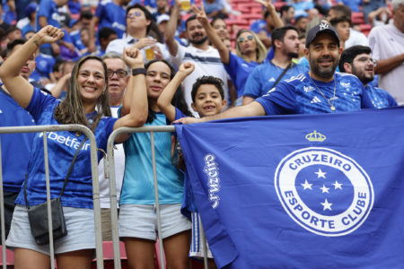 Torcedores do Cruzeiro aguardam o início da partida entre Athletic Club e Cruzeiro no Arena BRB Mané Garrincha Metrópoles Sports