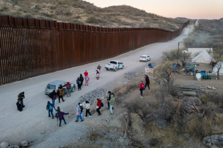 Imigrantes se preparam para serem transportados por agentes da Patrulha de Fronteira dos EUA após cruzarem a fronteira EUA-México Metrópoles