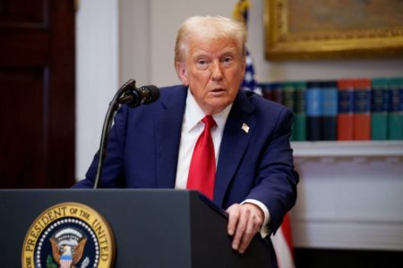 Imagem colorida do presidente Donald Trump