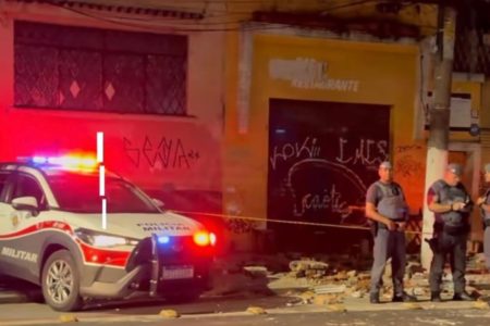 Imagem de policiais em uma rua após marquise de imóvel desabar