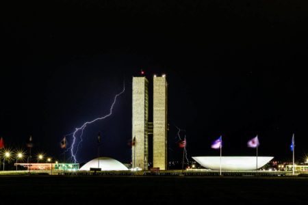 Raio ao fundo do Palácio do Planalto