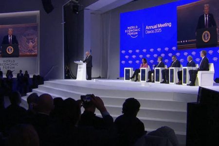 Imagem colorida de Trump no fórum mundial de davos - Metrópoles
