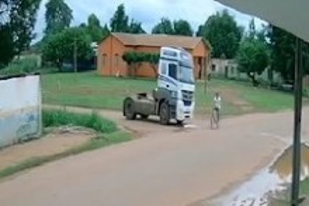 Imagem colorida, momento exato em que o ciclista é atingido pela carreta, em Rondônia - Metrópoles