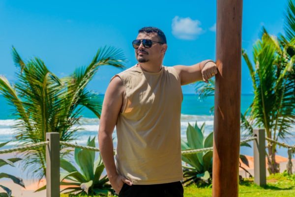 Imagem de um homem de pele parda, aproximadamente 1,80m, de cavanhaque e cabelo curto preto