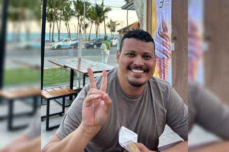 Imagem de um homem de pele parda, aproximadamente 1,80m, de cavanhaque e cabelo curto preto