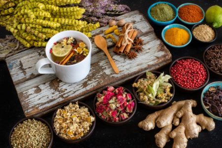 Imagem colorida de comidas em cima mesa