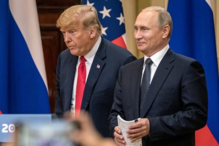 Imagem colorida mostra Donald Trump e Vladimir Putin - Metrópoles