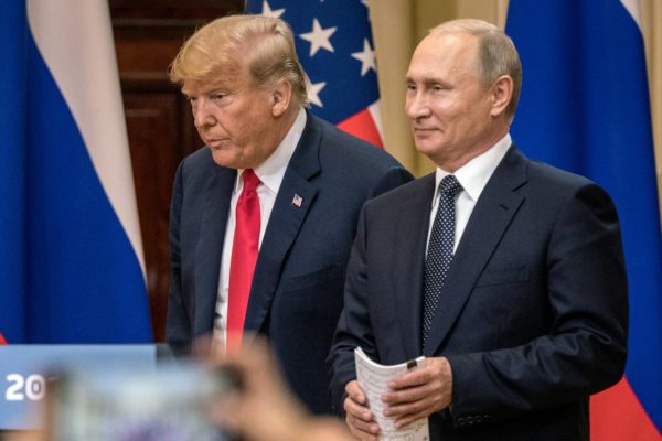 Imagem colorida mostra Donald Trump e Vladimir Putin - Metrópoles