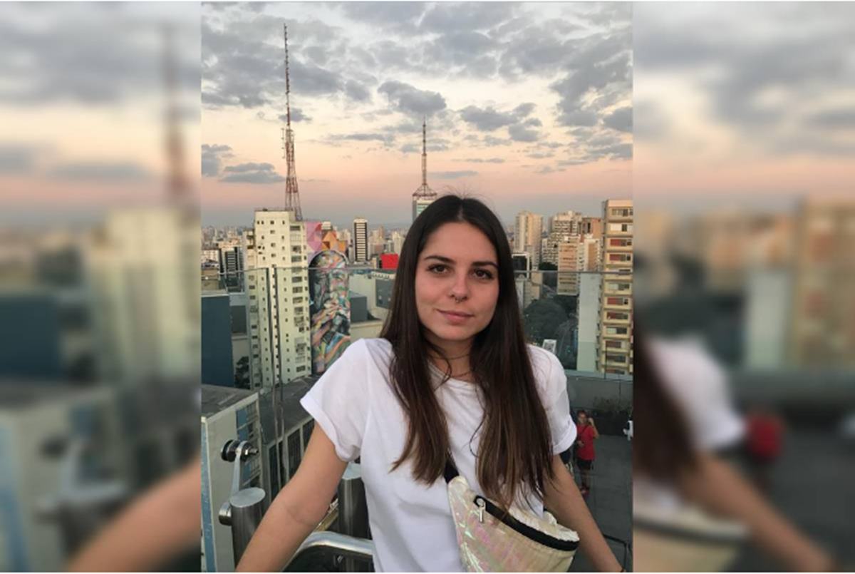 mulher em varanda