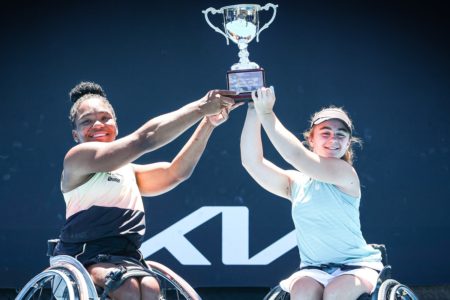 Imagem colorida de Vitória Miranda e Luna Gryp com o troféu do Australian Open - Metrópoles