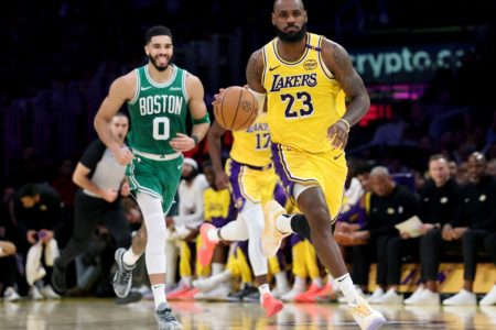 Imagem colorida de Jayson Tatum e LeBron James - Metrópoles