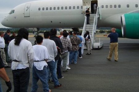 Imagem colorida de brasileiros deportados - Metrópoles