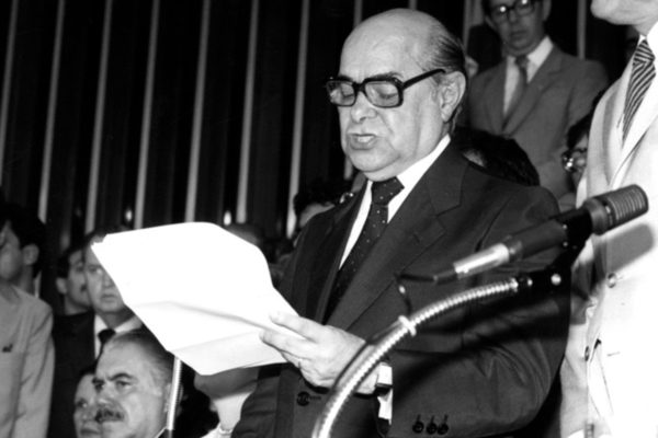 Imagem preto e branca de Tancredo Neves