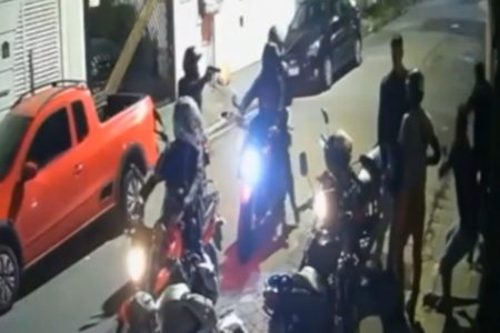 Imagem colorida mostra grupo de motoboys sendo assaltados por bandidos que chegaram em motos em hamburgueria em Poá, na Grande São Paulo - metrópoles