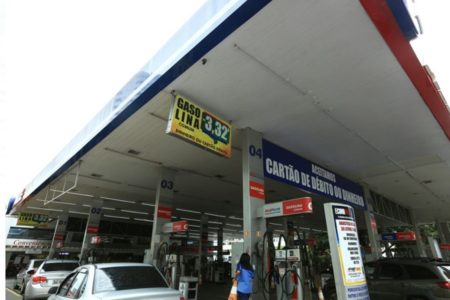 Imagem colorida de posto de combustível
