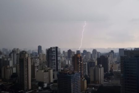 Imagens coloridas mostram raio caindo sobre a cidade de São Paulo durante tempestade