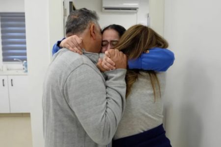 Imagem colorida de reencontro das soldadas israelenses mantidas em cativerio com os pais - Metrópoles