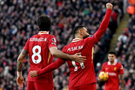 Imagem colorida de duelo entre Liverpool e Ipswich Town- Metrópoles