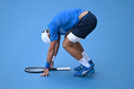 Imagem colorida de Novak Djokovic agachado - Metrópoles