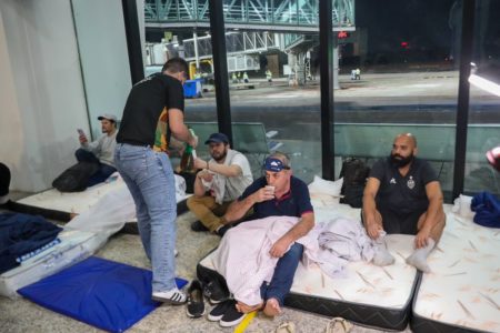 Imagem colorida de deportados brasileiros no aeroporto de Manaus - Metrópoles