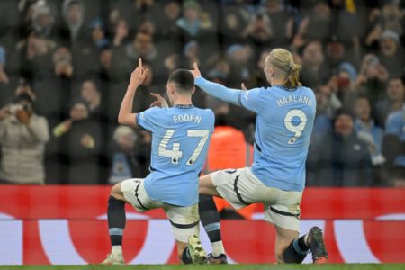 Phil Foden do Manchester City comemora terceiro gol com Erling Haaland contra o Chelsea FC no Etihad Stadium