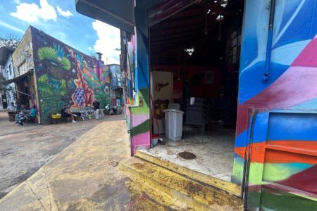 Imagem mostra comércio no Beco do Batman - Metrópoles
