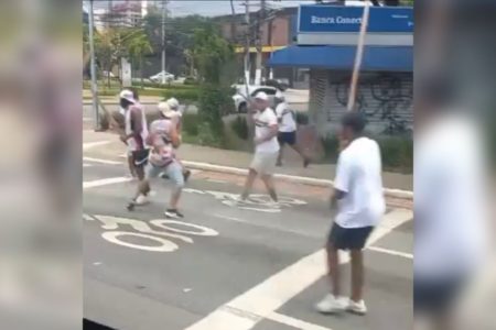 Imagem colorida da briga de torcida entre São Paulo e Corinthians - Metrópoles
