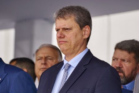 Foto colorida do governador Tarcísio de Freitas de terno azul, camisa e gravata - Metrópoles