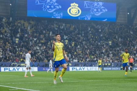 Imagem colorida de Cristiano Ronaldo, do Al-Nassr comemorando gol - Metróples