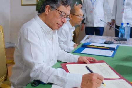 Foto colorida do presidente da Colombia, Gustavo Petro - Metrópoles