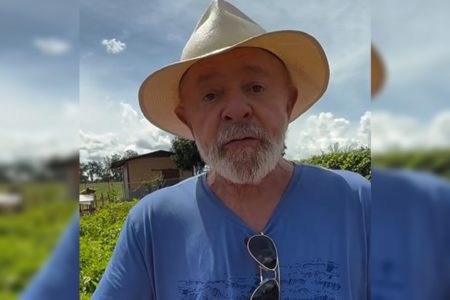 Foto colorida de Lula em horta na Granja do Torto - Metrópoles