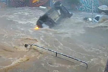 Imagem mostra carro arrastado por enxurrada em temporal - Metrópoles