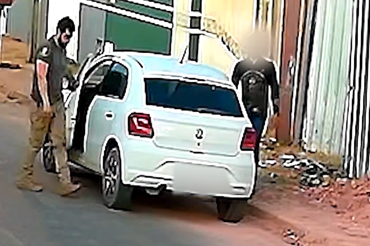 momento em que os criminosos chegam em uma casa para guardar as armas usadas no crime
