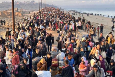 Imagem colorida de palestinos retornando a Gaza, que Trump quer tomar - Metrópoles