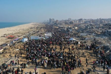 Dezenas de milhares de palestinos, deslocados pelas forças israelenses, retornam para suas casas pela rua Al-Rashid, na faixa costeira, após o acordo de cessar-fogo na cidade de Gaza - Metrópoles