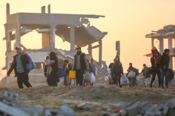 Dezenas de milhares de palestinos, deslocados pelas forças israelenses, retornam para suas casas pela rua Al-Rashid, na faixa costeira, após o acordo de cessar-fogo na cidade de Gaza - Metrópoles